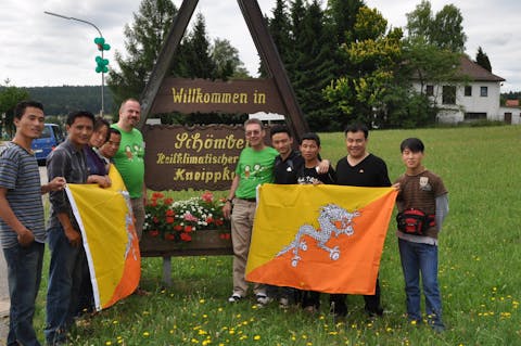 Ankunft der Bhutaner zur ersten Glückswoche