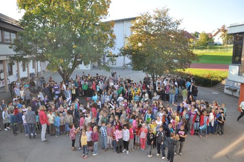 Schüler der Ludwig-Uhland-Schule auf dem Pausenhof