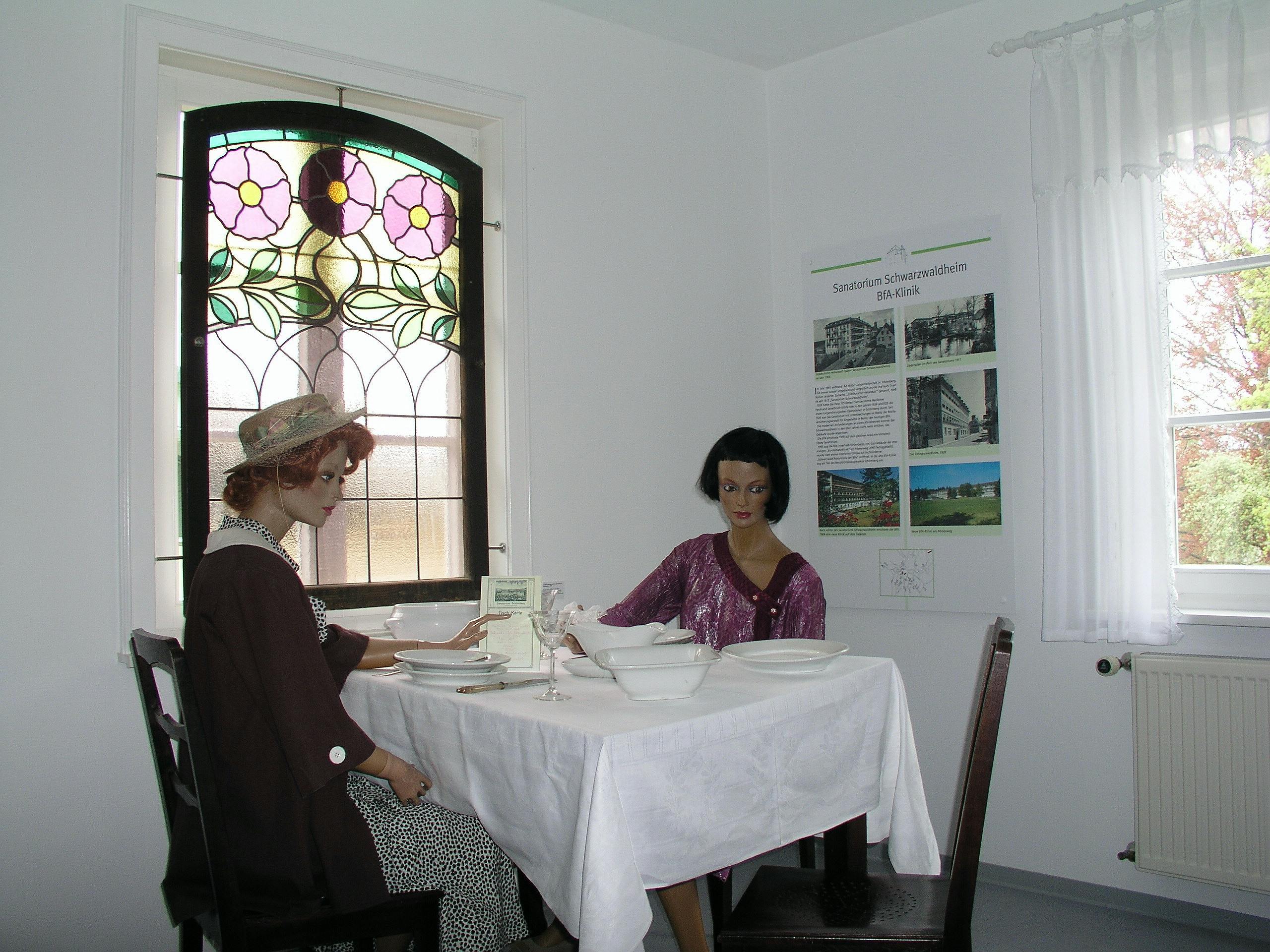 2 Damen sitzen beim Tee im Speisezimmer, Nachbildung im Geschichtsmuseum