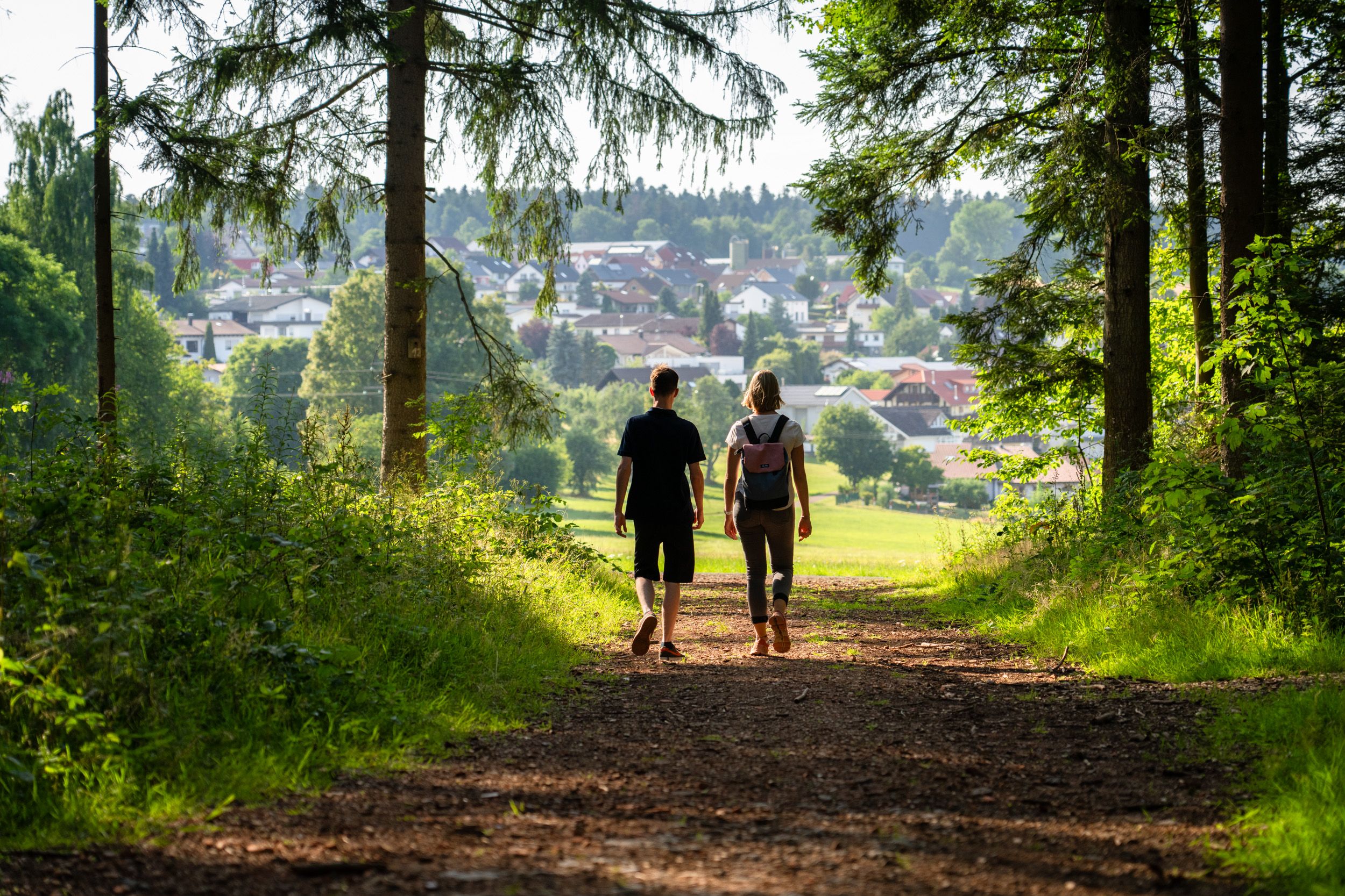 Paar wandert im Wald 