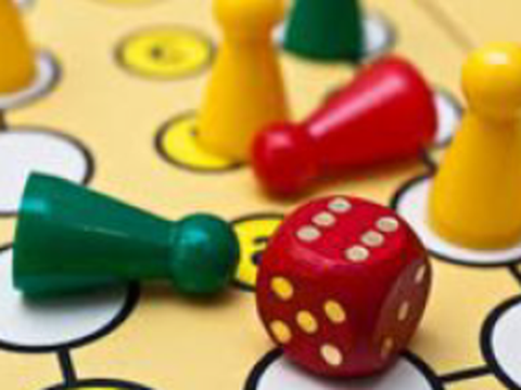 Ausschnitt Spielbrett mit Pinnen und Würfel