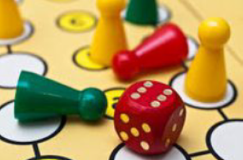 Ausschnitt Spielbrett mit Pinnen und Würfel